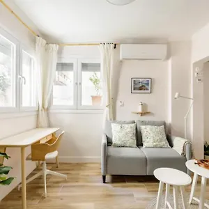 https://lovely-small.hotels-of-thessaloniki.com